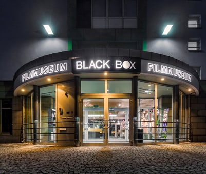 Eingang des Filmmuseums Black Box bei Nacht.
