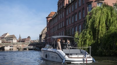 Boot auf dem Fluss vor historischer Architektur.