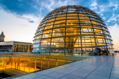 Kuppel des Berliner Reichstags bei Sonnenuntergang.