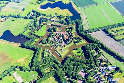 Luftaufnahme einer sternförmigen Festung mit umliegender Landschaft.