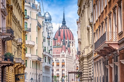 Strasse mit Blick auf das Parlamentsgebäude in Budapest.