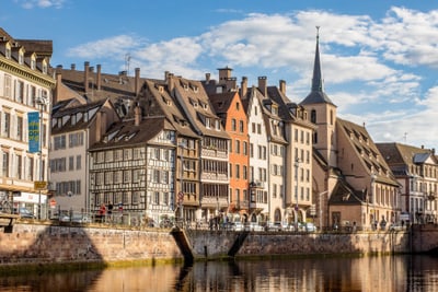 Fachwerkhäuser am Flussufer in Strassburg.
