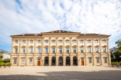Barockes Gebäude mit vielen Fenstern und blauem Himmel.