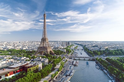 Eiffelturm und Seine mit Stadtansicht in Paris.