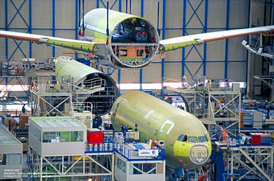 Flugzeugmontagehalle mit mehreren Flugzeugrümpfen.
