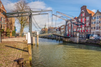 Historische Klappbrücke über Kanal in holländischer Stadt.
