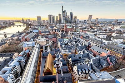 Stadtansicht von Frankfurt mit Hochhäusern und Mainufer.