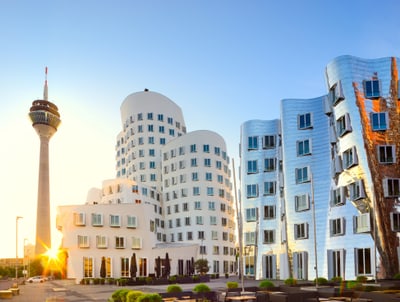 Moderne Gebäude in Düsseldorf bei Sonnenuntergang.