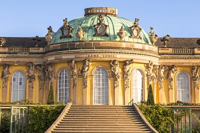 Treppenaufgang zum Schloss Sanssouci in Potsdam.