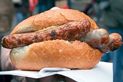 Grillwurst in Brötchen auf Serviette.