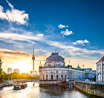Berliner Dom und Fernsehturm bei Sonnenuntergang.