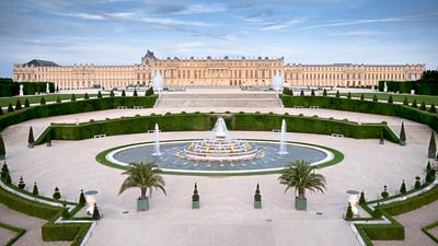 Schloss Versailles mit Brunnen und Garten.
