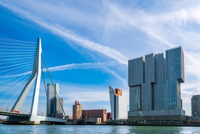 Moderne Stadt mit Brücke und Wolkenkratzern an einem Fluss.
