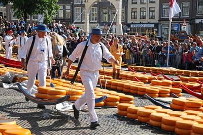 Käseträger auf dem Marktplatz mit Zuschauern.