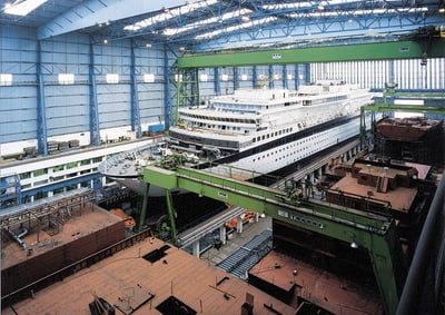 Schiff im Bau in einer grossen Werfthalle.