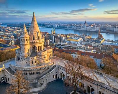 Fischerbastei in Budapest mit Blick auf die Donau und Stadt.