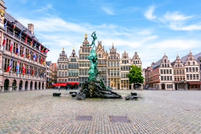 Historischer Platz in Antwerpen mit Brabobrunnen und alten Gebäuden.
