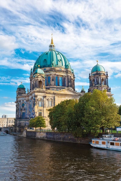 Berliner Dom am Fluss unter blauem Himmel.