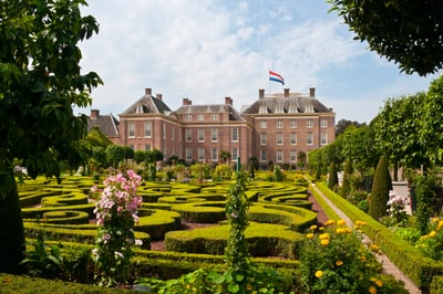 Historische Backsteinvilla mit gepflegtem Garten und Heckenlabyrinth.