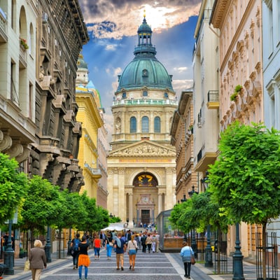 Strasse in Budapest mit Basilika im Hintergrund.