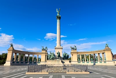 Denkmal auf dem Heldenplatz mit Säule und Statuen.