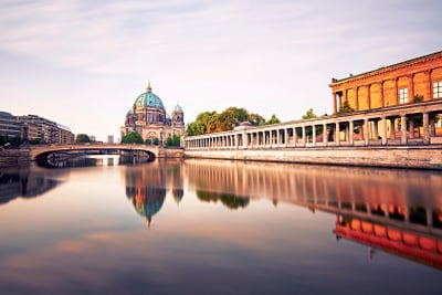Berliner Dom und Fluss bei Sonnenuntergang.