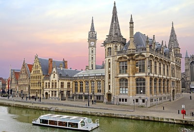 Historische Gebäude und Kanal in Gent bei Sonnenuntergang.