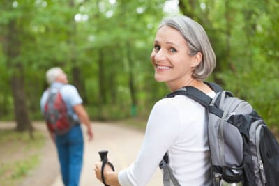 Zwei Menschen beim Wandern im Wald.
