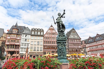 Historische Gebäude und Justitia-Statue in Frankfurt Römer.
