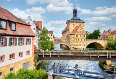 Historisches Gebäude auf Brücke mit Fluss, Altstadt Hintergrund.