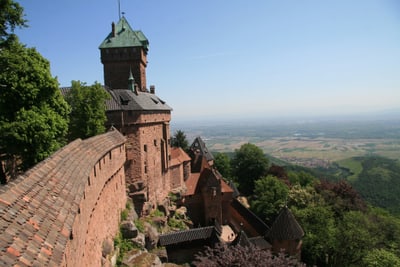 Burg Hochkönigsburg mit Blick auf die Landschaft.