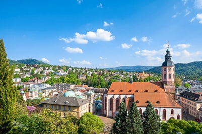 Panorama von Baden-Baden mit Kirche und grüner Landschaft.