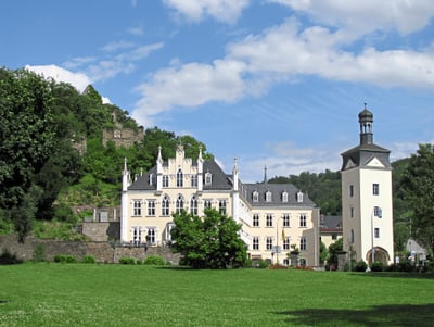Historisches Schloss mit Turm und Garten.