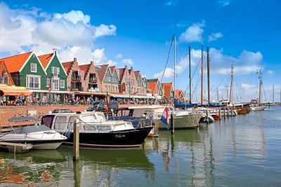 Boote im Hafen vor bunten Häusern.