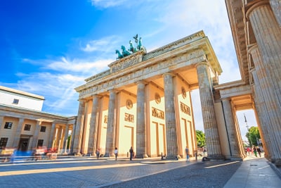 Das Brandenburger Tor an einem sonnigen Tag.