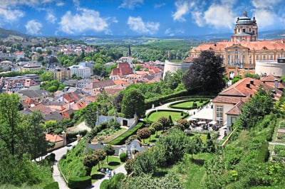 Ansicht von Melk mit Stift und Gärten, blauer Himmel.