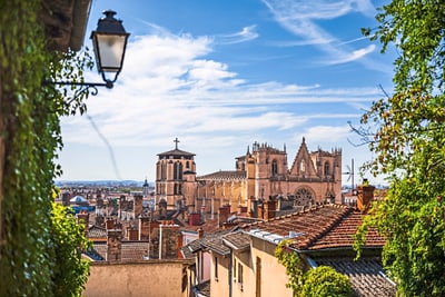 Blick auf Kathedrale und Altstadt mit blauen Himmel.