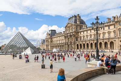 Menschenmenge vor dem Louvre-Museum und der Glaspyramide.