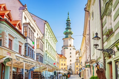 Strasse in der Altstadt mit Turm im Hintergrund.