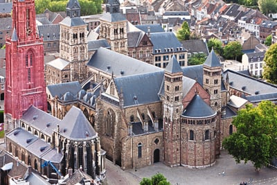 Luftaufnahme einer historischen Kirche mit Türmen in einer Stadt.