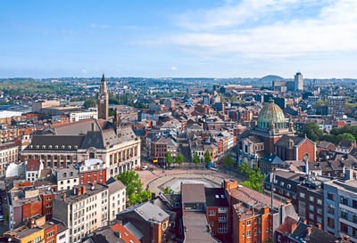 Luftaufnahme einer europäischen Stadt mit historischen Gebäuden und Kirchen.