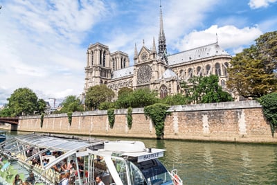 Kathedrale Notre-Dame und Touristenboot auf der Seine.