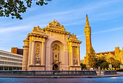 Historisches Tor und Turm bei Sonnenuntergang.