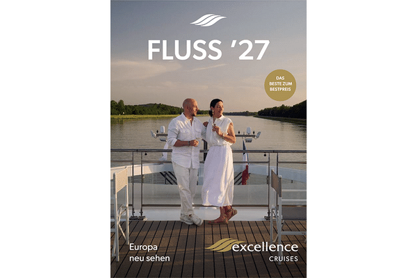 Zwei Personen auf einem Kreuzfahrtschiffdeck mit Flusslandschaft im Hintergrund.